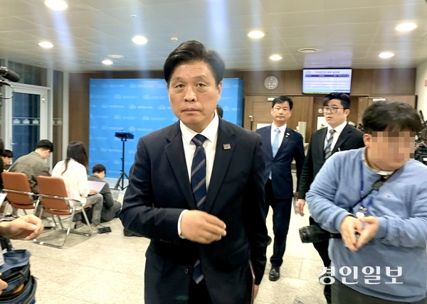 조승래 더불어민주당 수석대변인과 의원들이 브리핑을 마친 뒤 긴급 의원총회 참석을 위해 이동하고 있다. 2025.5.1 /김우성기자 wskim@kyeongin.com