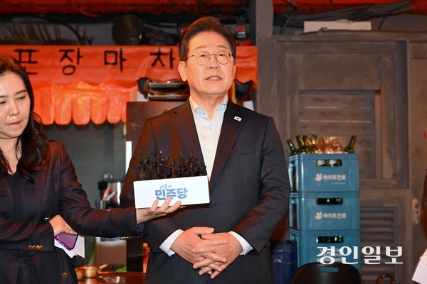 이재명 더불어민주당 대선 후보가 1일 서울 종로구의 한 음식점에서 열린 비전형 노동자 간담회 종료 후 대법원 판결에 대한 입장을 밝히고 있다. 대법원 전원합의체는 이날 이 후보에게 무죄를 선고한 원심판결을 파기하고 사건을 서울고법으로 돌려보냈다. 2025.5.1 /최은성기자 ces7198@kyeongin.com