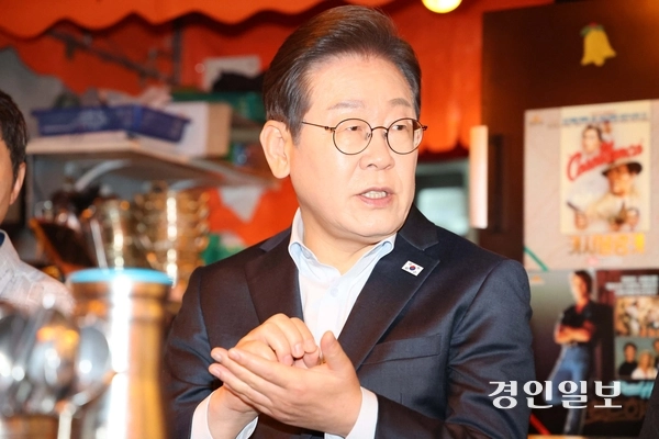 이재명 더불어민주당 대선후보가 1일 서울 종로 한 음식점에서 ‘민생시리즈2’ 비전형 노동자 간담회를 하고 있다. 2025.5.1 /최은성기자 ces7198@kyeongin.com
