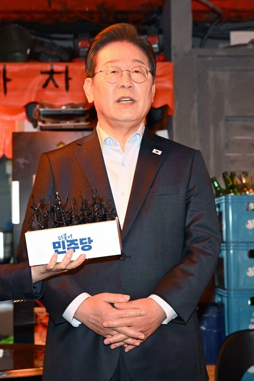 이재명 더불어민주당 대선 후보가 1일 서울서 열린 비전형 노동자 간담회 종료 후 대법원 판결에 대한 입장을 밝히고 있다. 2025.5.1 /최은성기자 ces7198@kyeongin.com