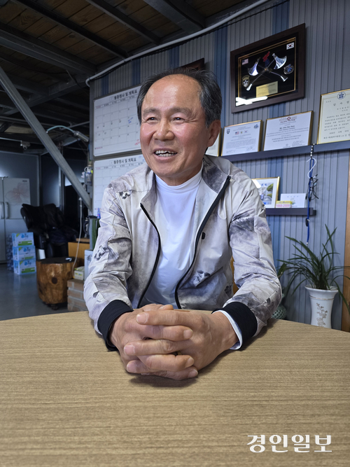 조규선 (주)대원산업 회장은 현재 평택시 호남향우회 연합회장과 (사)경기도 해양문화연맹 대표 등을 맡아 하루 24시간이 모자랄 정도로 봉사활동에 바쁜 일과를 보내고 있다. 2025.4.30 평택/김종호기자 kikjh@kyeongin.com