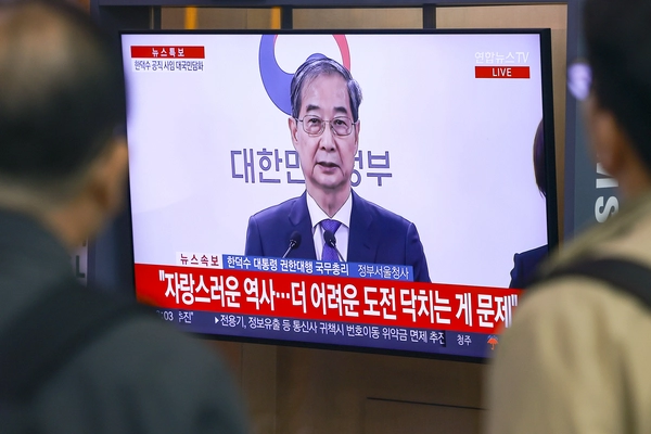 한덕수 대통령 권한대행 국무총리가 사의를 표명한 1일 서울역 대합실에서 시민들이 한 권한대행의 대국민담화 생중계를 보고 있다. 2025.5.1 /연합뉴스