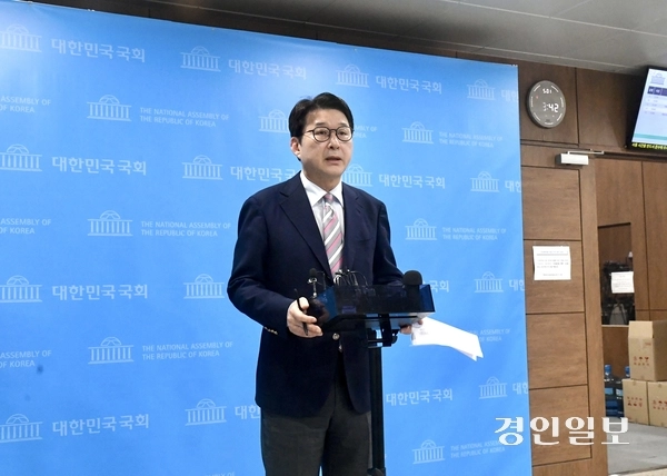 신동욱 국민의힘 수석대변인이 이재명 후보의 대법 판결 직후 당의 공식 입장을 밝히고 있다. 2025.5.1 /김우성기자 wskim@kyeongin.com