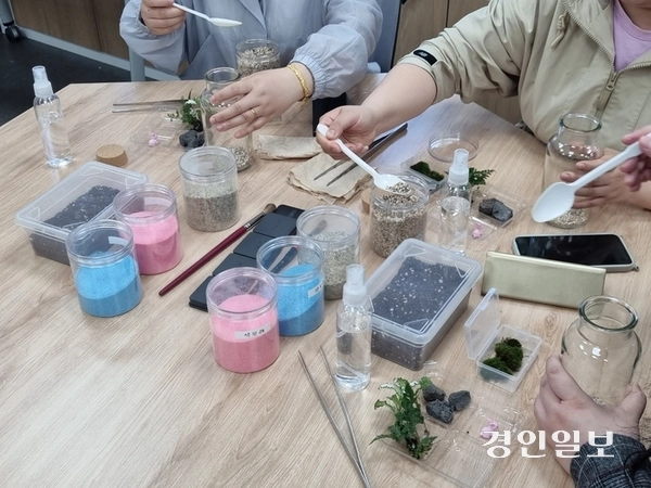 국립농업박물관 정규 프로그램 ‘내 손 안에 농박식물원’ 참가자들이 테라리움 만들기 체험을 하고 있다. 2025.4.24 /이시은기자@see@kyeongin.com