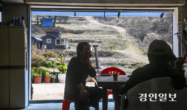 18일 오후 동두천시 걸산동 마을의 한 민가에서 주민들이 모여 대화하고 있다. 2025.4.18 /이지훈기자 jhlee@kyeongin.com