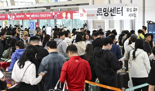 징검다리 황금연휴가 시작된 1일 오전 인천국제공항 제1여객터미널 출국장 내 SK텔레콤 로밍센터가 출국을 앞두고 유심(USIM) 교체를 받으려는 여행객들로 인산인해를 이루고 있다. SK텔레콤은 해킹 사태와 관련해 출국 예정자들이 유심을 우선 교체할 수 있도록 지원하겠다고 밝힌 바 있다. 2025.5.1 /이지훈기자 jhlee@kyeongin.com