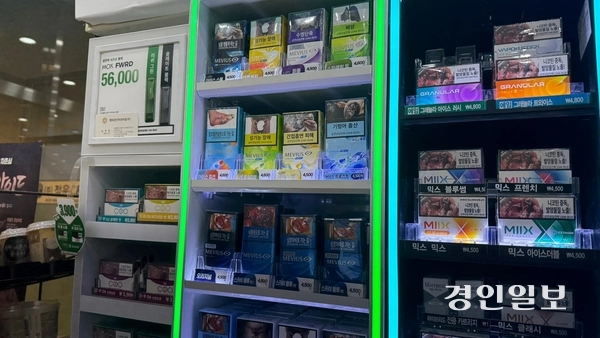 JTI코리아가 메비우스 등 일반 궐련 담배 제품 9종 가격을 인상한 1일, 편의점 담배 매대에 가격표가 바뀌어 달려있다. 2025.5.1 /윤혜경기자 hyegyung@kyeongin.com