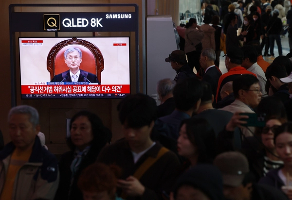 1일 서울역 대합실에 설치된 텔레비전에 더불어민주당 이재명 대선 후보의 공직선거법 사건에 대한 대법원 판결 생중계가 나오고 있다. 2025.5.1 /연합뉴스