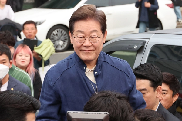 대법원이 더불어민주당 이재명 대선 후보의 공직선거법 위반 사건에 대해 유죄 취지로 파기환송 판결을 한 1일 이 후보가 전국 각지에서 민심을 듣는 ‘골목골목 경청투어’을 시작하며 경기도 연천 전곡읍에서 시민들을 만나며 인사하고 있다. 2025.5.1 /연합뉴스