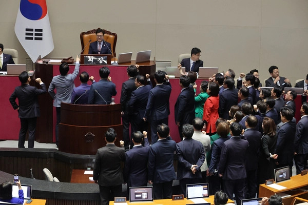 국민의힘 의원들이 1일 국회에서 열린 본회의에서 우원식 국회의장이 최상목 경제부총리 겸 기획재정부 장관 탄핵소추안을 추가 상정하자 항의하고 있다. 2025.5.1 /연합뉴스