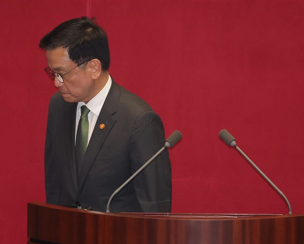 최상목 경제부총리 겸 기획재정부 장관이 1일 국회에서 본회의 표결 절차를 마친 뒤 회의장를 떠나고 있다. 2025.5.1 /연합뉴스