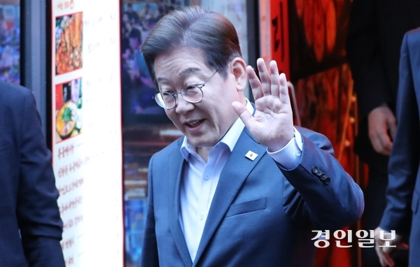 이재명 더불어민주당 대선 후보가 1일 서울 종로구의 한 음식점에서 열린 비전형 노동자 간담회 종료 후 차량으로 이동하고 있다. 대법원 전원합의체는 이날 이 후보에게 무죄를 선고한 원심판결을 파기하고 사건을 서울고법으로 돌려보냈다. 2025.5.1 /최은성기자 ces7198@kyeongin.com