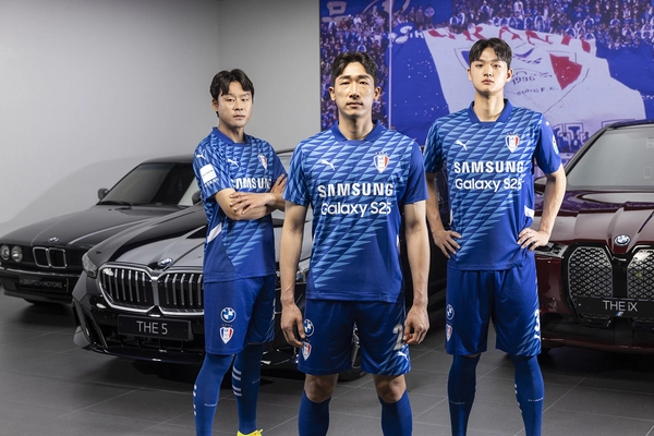 프로축구 수원 삼성이 창단 30주년을 맞아 구단의 역사와 정체성을 담은 ‘30주년 기념 레트로 홈&어웨이 유니폼’을 공개했다. /수원 삼성 제공