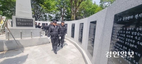 특수임무유공자회 회원들이 추념식 후 새로 제막한 소년HID 전공비문을 둘러보고 있다. 2025.5.2 파주/이종태기자 dolsaem@kyeongin.com