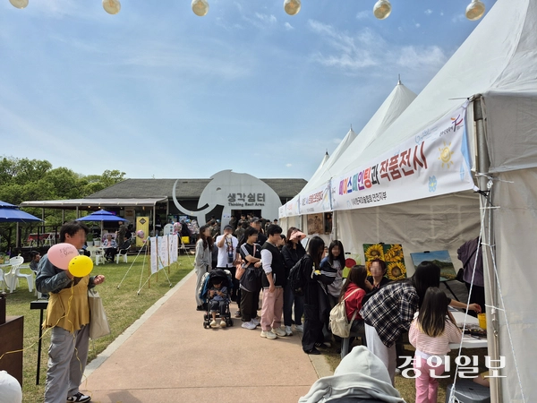 2일 개막한 연천구석기축제장 체험관이 학부모와 어린이, 외출나온 군장병들의 시선을 사로 잡았다. 2025.5.2 연천/오연근기자 oyk@kyeongin.com