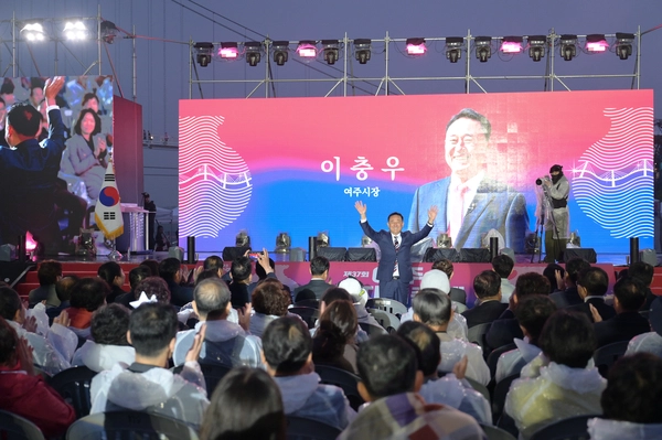 이충우 여주시장이 지난 1일 오후 신륵사관광지 특설무대에서 열린 제37회 여주도자기축제에서 인사하고 있다. 2025.5.1 / 여주시 제공
