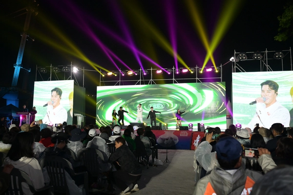 지난 1일 오후 신륵사관광지 특설무대에서 열린 제37회 여주도자기축제 개막식에서 트로트가수 장민호가 공연하고 있다. 2025.5.1 /여주시제공