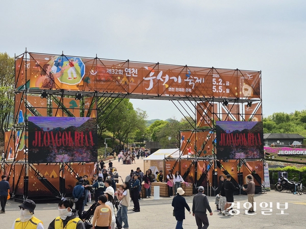 제32회 연천구석기축제가 2일 연천군 전곡읍 전곡리선사유적지에서 개막했다. 개막일 축제장 입구가 인파로 분주하다. 2025.5.2 연천/오연근기자 oyk@kyeongin.com