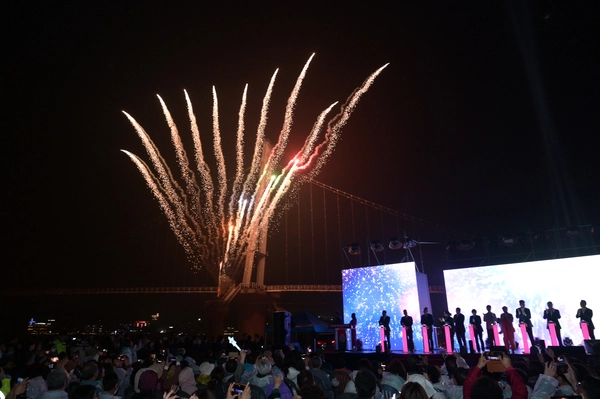 제37회 여주도자기축제가 지난 1일 오후 신륵사관광지 특설무대에서 우천에도 불구하고 많은 시민과 관광객이 참석한 가운데 성황리에 개막했다. 2025.5.1 /여주시 제공
