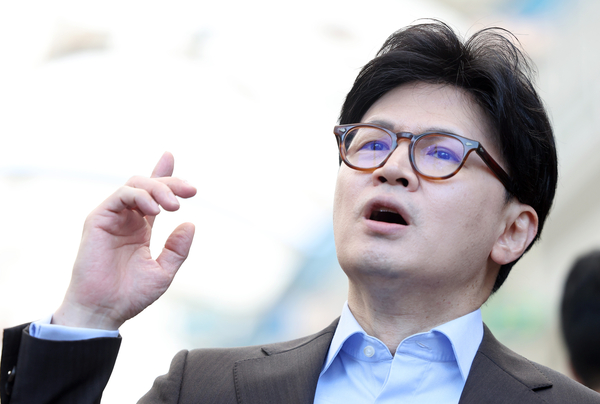 국민의힘 한동훈 대선 경선 후보가 2일 경남 창원시 마산합포구 마산어시장을 찾아 취재진 질문에 답하고 있다. 2025.5.2 /연합뉴스