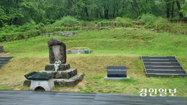 사진 왼쪽에 이태원무연분묘합장비는 1936년 합장 당시 일제(경성부)가 세운 것이고, 사진 오른쪽의 낮고 반듯한 표지비는 유관순열사기념사업회, 백석대 유관순 연구소 등이 2018년 세운 것이다. 2025.5.1 구리/권순정기자 sj@kyeongin.com