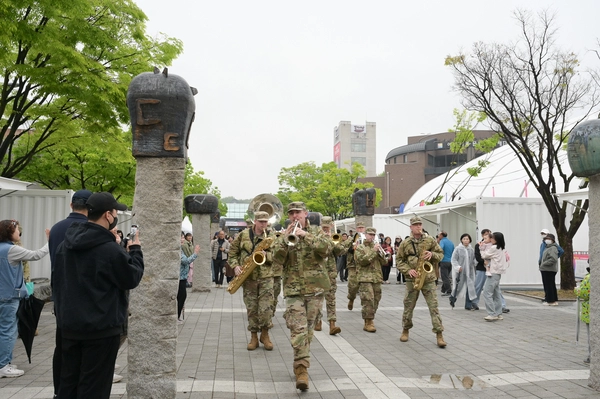 지난 1일 오후 제37회 여주도자기축제가 개막한 가운데 미군 군악대가 퍼레이드를 하고 있다. 2025.5.1 /여주시 제공