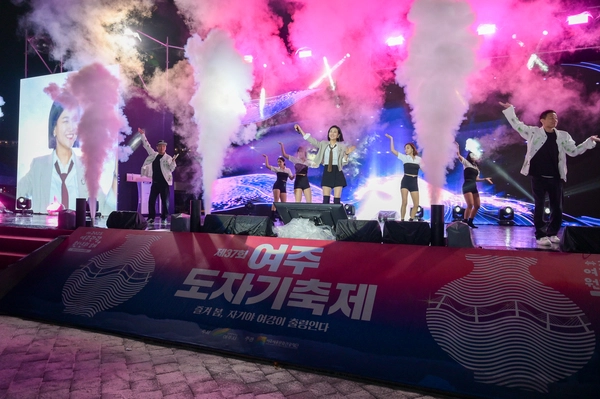 지난 1일 오후 신륵사관광지 특설무대에서 열린 제37회 여주도자기축제 개막식에서 트로트가수 장윤정이 공연하고 있다. 2025.5.1 /여주시제공