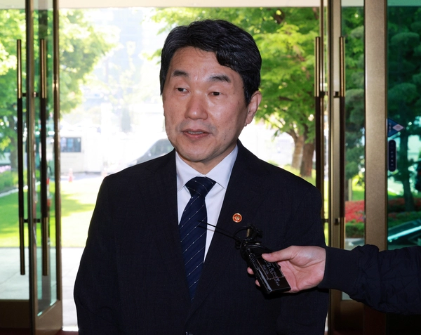 취재진 질문에 답하는 이주호 권한대행
(서울=연합뉴스) 홍해인 기자 = 이주호 대통령 권한대행 부총리 겸 교육부 장관이 2일 정부서울청사로 출근하며 취재진 질문에 답하고 있다. 2025.5.2 /연합뉴스