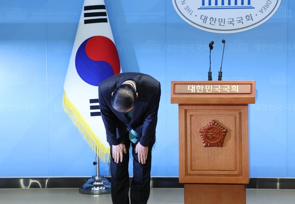 한덕수 전 국무총리가 2일 서울 여의도 국회 소통관에서 대통령 선거 출마에 앞서 인사하고 있다. 2025.5.2 /연합뉴스