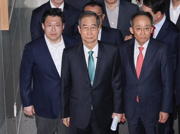 한덕수 전 국무총리가 2일 대통령 선거 출마 선언을 위해 국민의힘 추경호 의원(오른쪽)과 함께 서울 여의도 국회 소통관으로 이동하고 있다. 2025.5.2 /연합뉴스