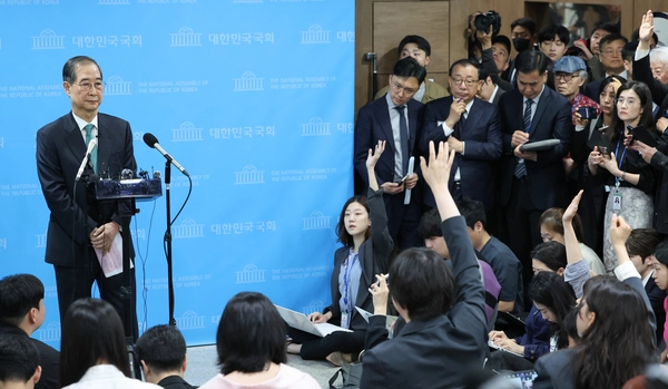 한덕수 전 국무총리가 2일 서울 여의도 국회 소통관에서 대통령 선거 출마 선언을 마친 뒤 취재진 질문을 받고 있다. 2025.5.2 /연합뉴스