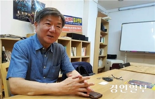 고 홍세화장발장 은행장이 생전 운영하던 토론모임 ‘소박한 자유인’ 서울 마포 사무실에서 2019년 인터뷰 하고 있는 모습. /오수진기자 nuri@kyeongin.com