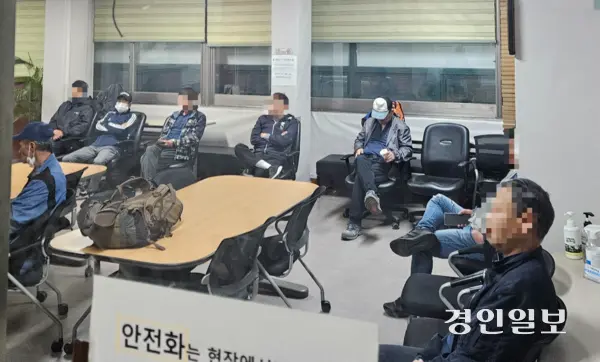 24일 성남시의 한 인력사무소에 구직을 기다리는 일용직 노동자들이 대기하고 있다.2025.4.24 /김지원기자 zone@kyeongin.com