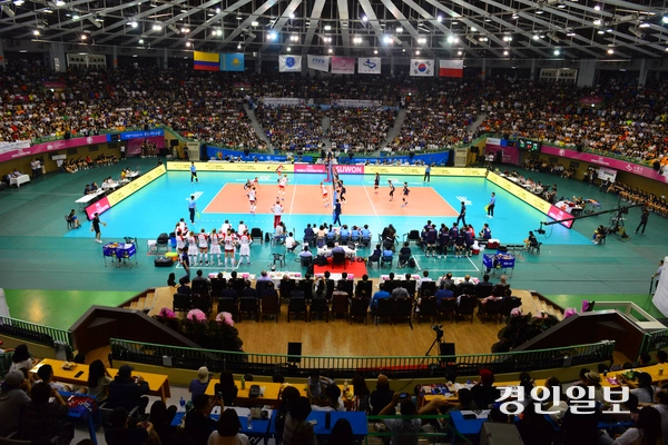 경기도교육청에 따르면 도교육청은 최근 도내 A 고등학교로부터 배구부 감독 B씨가 금품수수 등의 의혹이 있다는 내용의 민원이 학교로 제기됐고 B씨의 사직을 처리했다는 보고를 받았다. 사진은 배구 경기가 열리는 경기장 모습. 기사와 관련없음. /경인일보DB