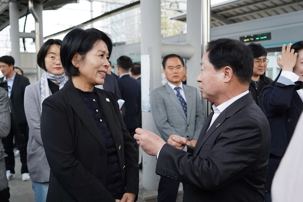더불어민주당 최민희(남양주갑) 의원이 지난 1일 ‘마석-상봉 셔틀열차’ 개통 현장에서 주광덕 남양주시장, 코레일 관계자 등과 현장 점검을 실시했다. 2025.5.1/ 최민희 의원실 제공