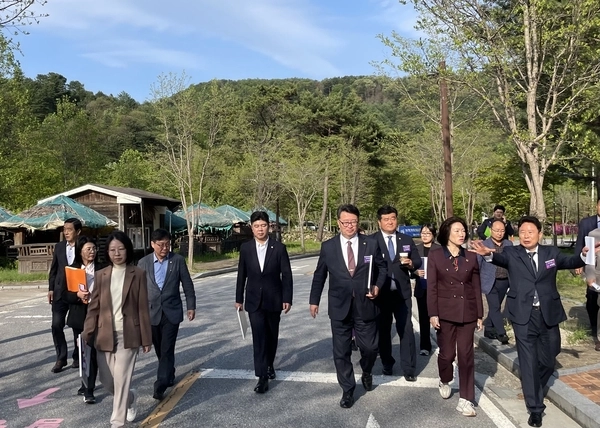 지난 2일 경기도의회 의정연구원 현장실사를 위해 가평군 연인산도립공원을 찾은 부지선정위원회 실사단 이혜원 위원장 등이 프레젠테이션 후 부지 일대를 거닐며 서태원 군수 로부터 부지 조성 등에 관한 설명을 듣고 있다. 2025.5.2 가평/김민수 기자 kms@kyeongin.com