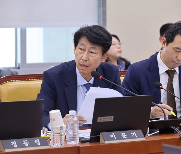 더불어민주당 이훈기(인천 남동구을) 의원이 대표발의한 전기차 화재 예방을 위한 ‘전기안전관리법’이 지난 1일 국회 본회의를 통과했다. /이훈기 의원실 제공