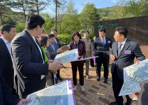 지난 2일 경기도의회 의정연구원 현장실사를 위해 가평군 연인산도립공원을 찾은 부지선정위원회 실사단 이혜원 위원장 등이 서태원 군수와 질의응답을 하고 있다. 2025.5.2 가평/김민수기자kms@kyeongin.com