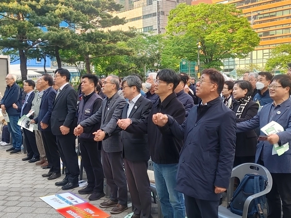 3일 오후 옛 시민회관 쉼터에서 열린 ‘5·3민주항쟁 39주년 기념식’에서 참석자들이 함께 손을 잡고 노래 ‘함께 가자 우리 이길을’을 부르고 있다. 2025.5.3 /정운기자 jw33@kyeongin.com