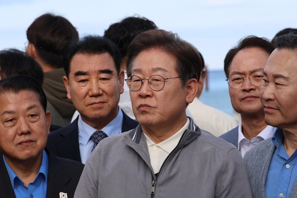 더불어민주당 이재명 대선 후보가 ‘골목골목 경청투어’ 사흘째인 3일 강원도 삼척해수욕장을 찾아 도민들을 만난 뒤 국민의힘 김문수 대선 후보 선출과 관련한 취재진 질문에 답하고 있다. 2025.5.3 /연합뉴스