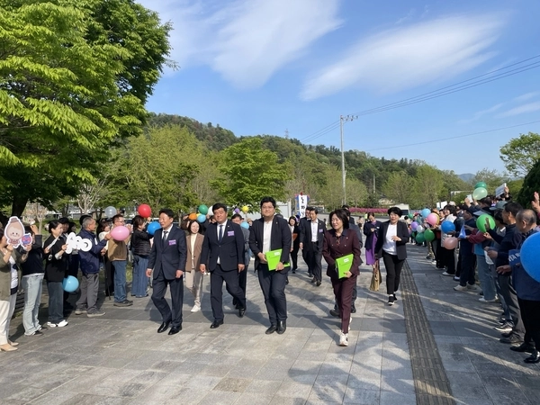 지난 2일 경기도의회 의정연구원 현장실사를 위해 가평군 연인산 도립공원을 찾은 부지선정위원회 실사단 등이 주민들의 환영 속에 프레젠테이션 장소로 향하고 있다. 2025.5.2 가평/김민수기자kms@kyeongin.com