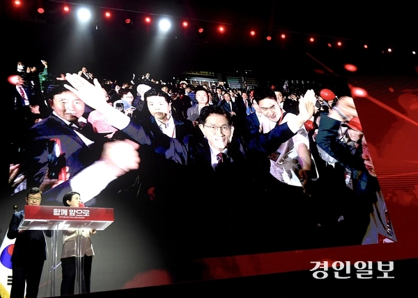 3일 오후 고양 킨텍스에서 열린 국민의힘 전당대회에서 김문수 대선 경선 후보가 입장하고 있다. 2025.5.3 /김우성기자 wskim@kyeongin.com