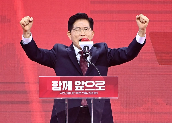 국민의힘 대선 후보로 선출된 김문수 후보가 3일 경기 고양시 킨텍스에서 열린 국민의힘 전당대회에서 수락 연설을 하고 있다. 2025.5.3 /연합뉴스