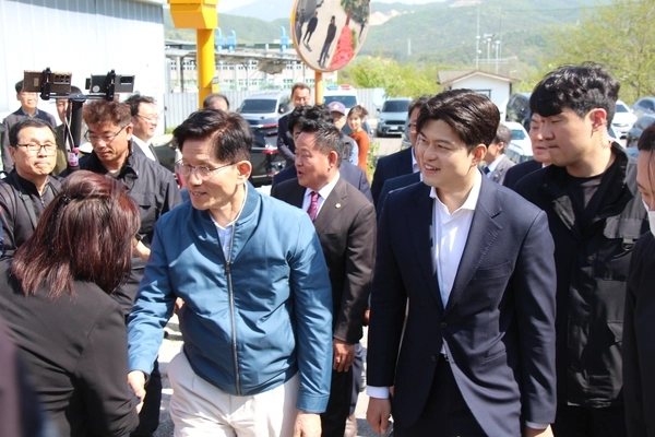김문수 국민의힘 대선 후보가 민생 행보 첫 일정으로 포천 장자마을을 찾았다. 2025. 5.4 /김용태 의원실 제공