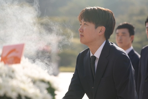 4일 오전 이준석 개혁신당 대선 후보가 국립 5.18 민주묘지를 찾아 헌화하고 있다. 2025.5.4 /개혁신당 제공