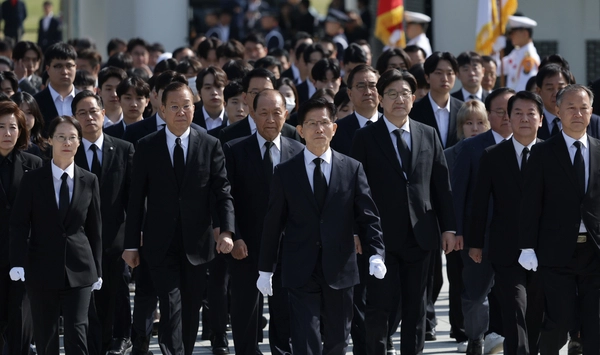 국민의힘 김문수 대선 후보가 4일 서울 동작구 국립서울현충원을 찾아 현충탑에 참배하고 있다. 2025.5.4 /연합뉴스