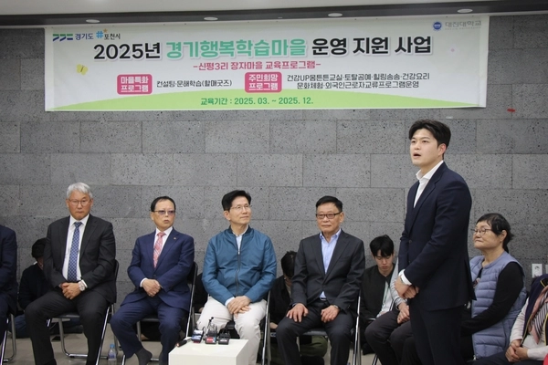 김용태 국민의힘 의원이 4일 김문수 대선 후보의 포천 장자 마을 방문을 환영하며 지역 현안 사업에 대한 지원을 요구하고 있다. 2025. 5. 4 /김용태 의원실 제공
