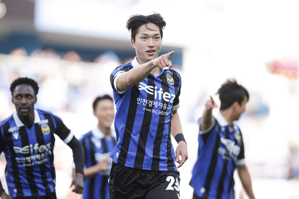 4일 인천축구전용경기장에서 열린 K리그2 인천 유나이티드와 김포FC의 경기에서 인천 박경섭이 선제골을 넣은 후 세레머니를 펴고 있다. /한국프로축구연맹 제공
