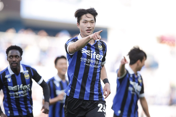 4일 인천축구전용경기장에서 열린 K리그2 인천 유나이티드와 김포FC의 경기에서 인천 박경섭이 선제골을 넣은 후 세레머니를 펴고 있다. /한국프로축구연맹 제공