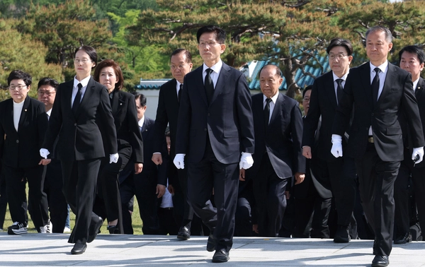 국민의힘 김문수 대선 후보가 4일 서울 동작구 국립서울현충원을 찾아 현충탑에 참배하고 있다. 2025.5.4 /연합뉴스
